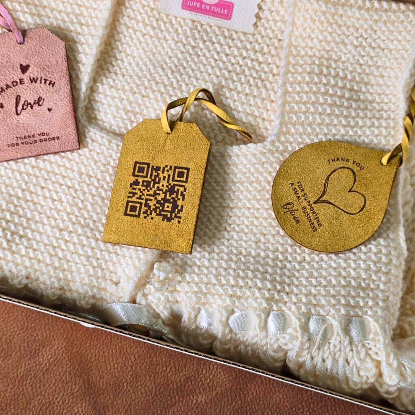 Süet Teşekkür Kartı – Kişiye Özel Logo, QR Kod ve Premium Paketleme Kartı