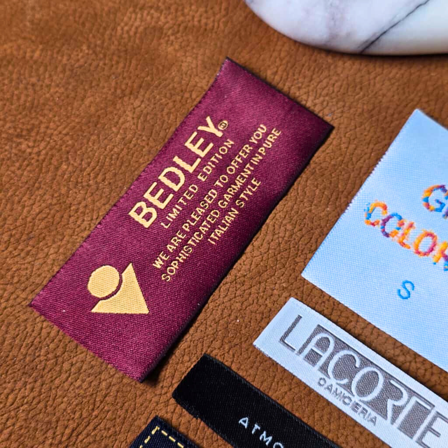 Dokuma Etiket – Logolu, Katlanmış Tekstil Etiketi