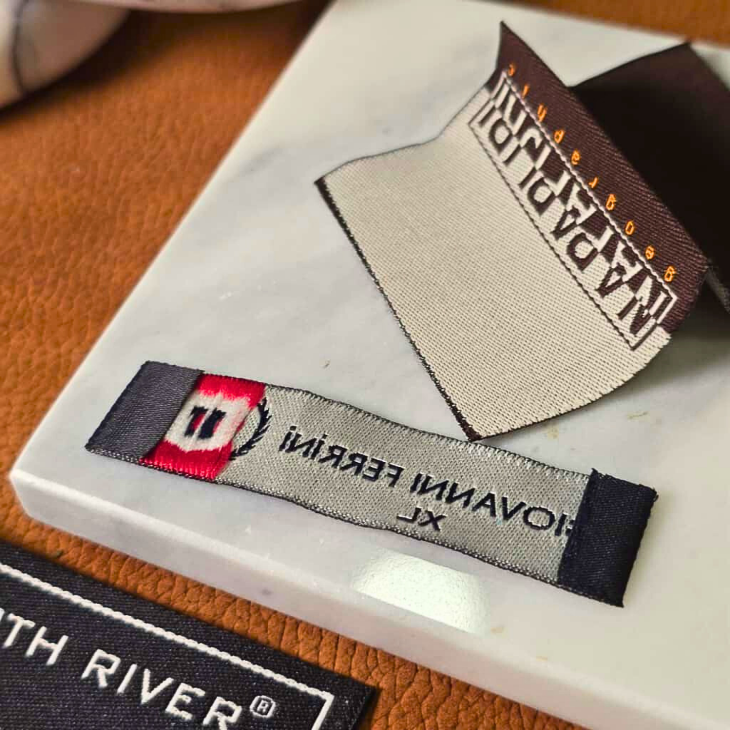 Dokuma Etiket – Logolu, Katlanmış Tekstil Etiketi