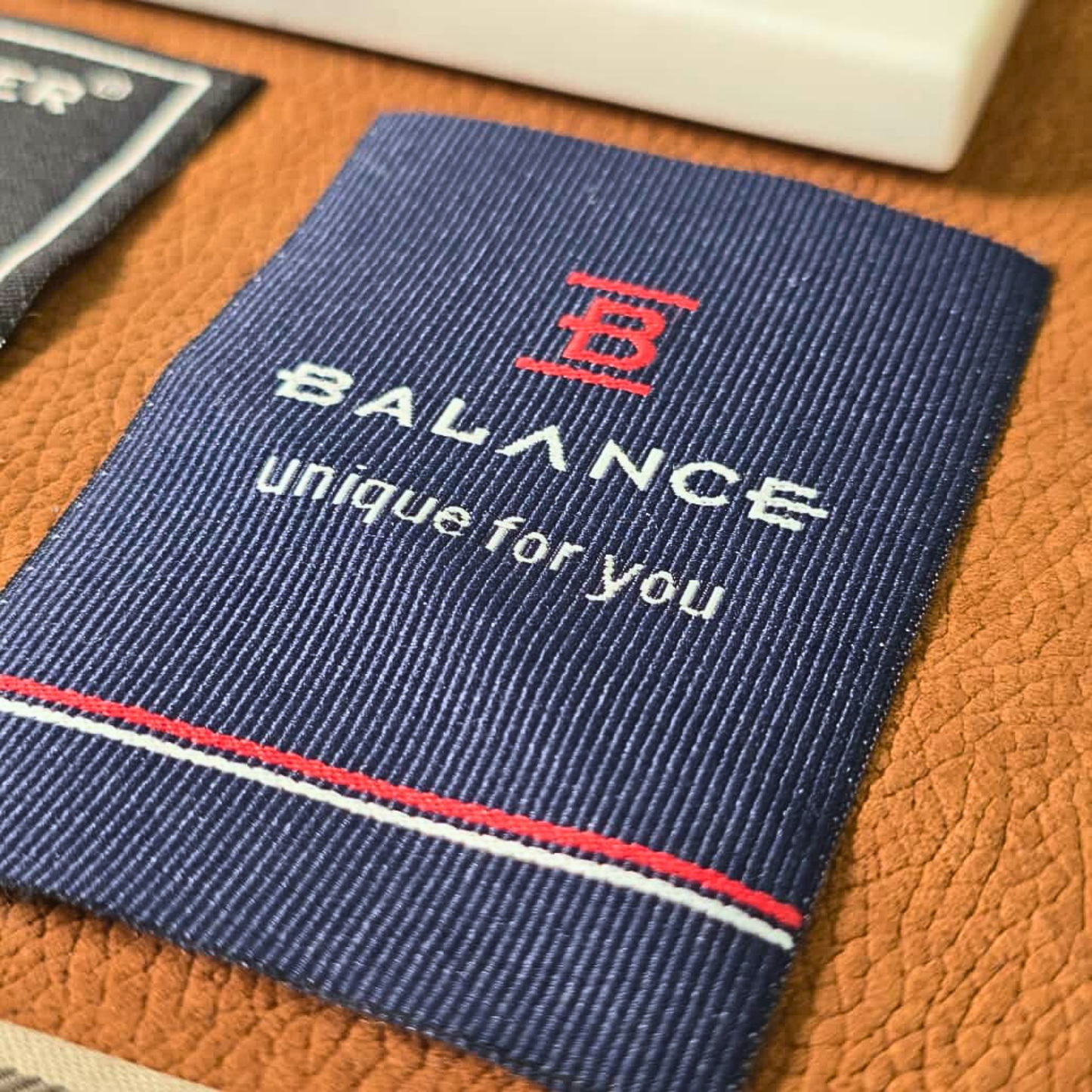 Dokuma Etiket – Logolu, Katlanmış Tekstil Etiketi